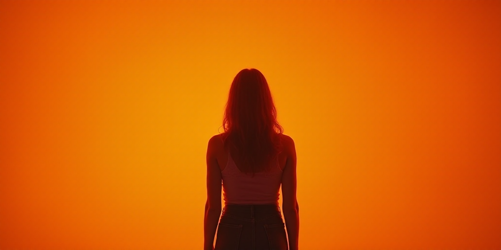 a woman standing in front of an orange background with a caption for the event, el ecomista, Brenda
