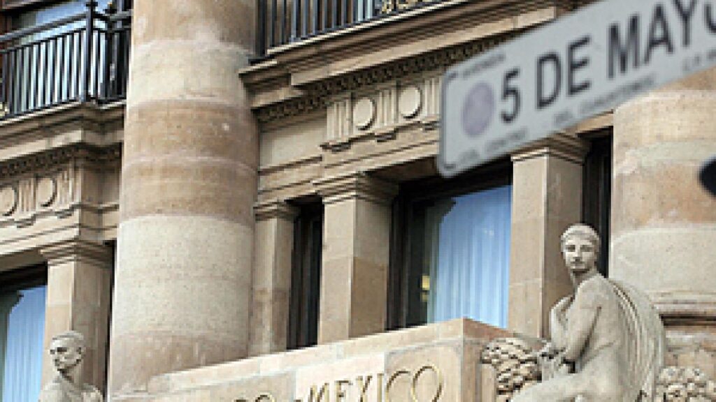 Foreign Investors Liquidate Mexican Peso Positions Against Market Trend