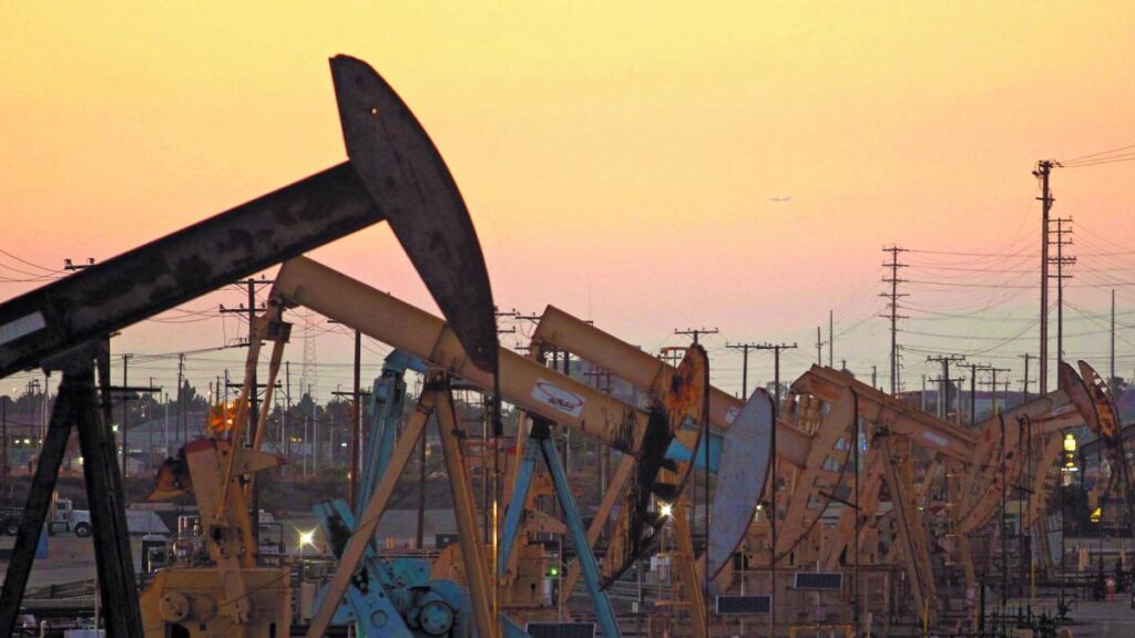 Oil Prices Rise Amidst US Sanctions on Russian Oil and Government Shutdown Optimism