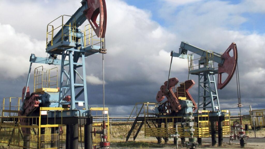 Oil Prices Fall Nearly 1% Amid Oversupply, Eyeing U.S. Government Reopening