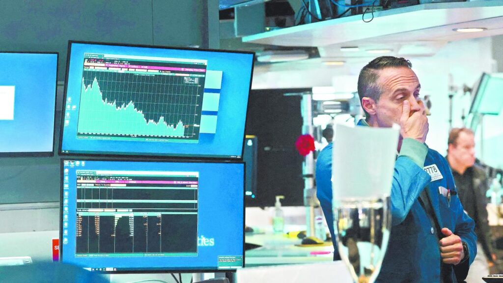 Wall Street Drops Amid Tech Sell-off, Fed Rate Cut Probability Falls to 52%