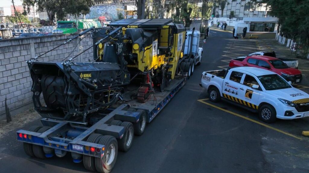 Claudia Sheinbaum and Delfina Gómez Launch Historic Road Recovery in Eastern Mexico State with New Paving Trains
