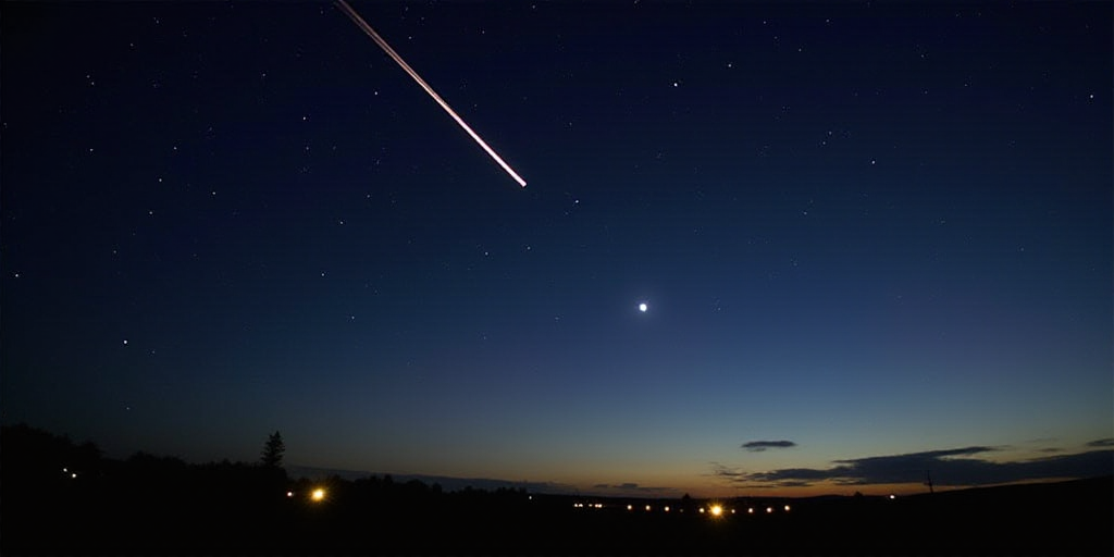 November 2025 Astronomical Events: Comet Lemmon and the Darkest Night of the Month