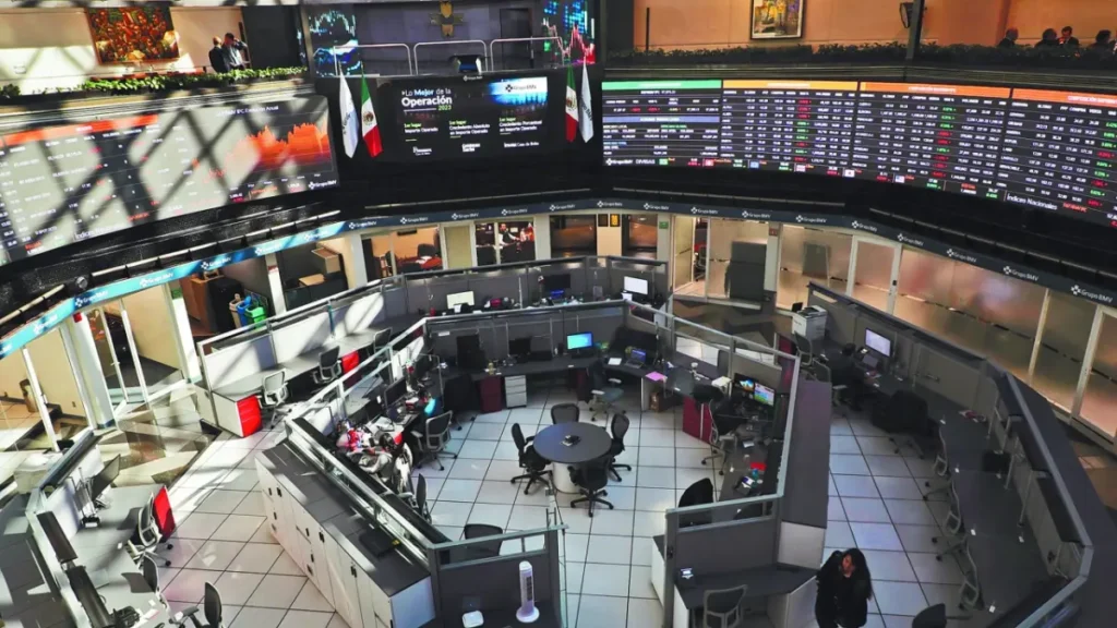 Mexican Stock Exchange Rises in Low-Volume Trading; Grupo México Leads Gains