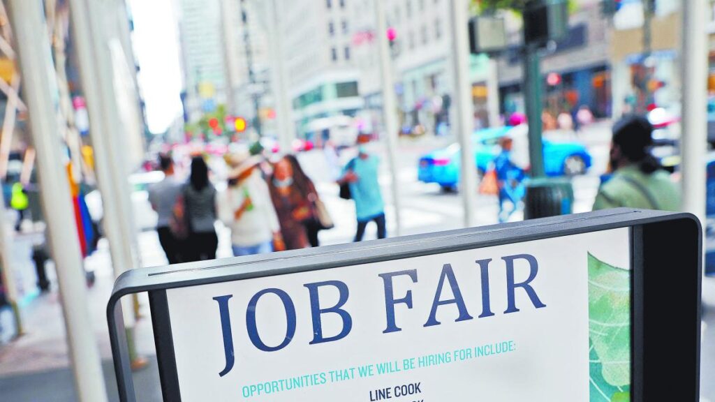 US Unemployment Benefit Applications Fall Unexpectedly at Year’s End